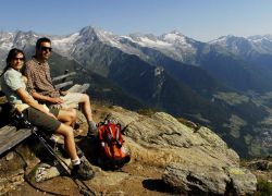 Wanderer Sitzen Auf Bank Sicht Richtung Ahrntal 1